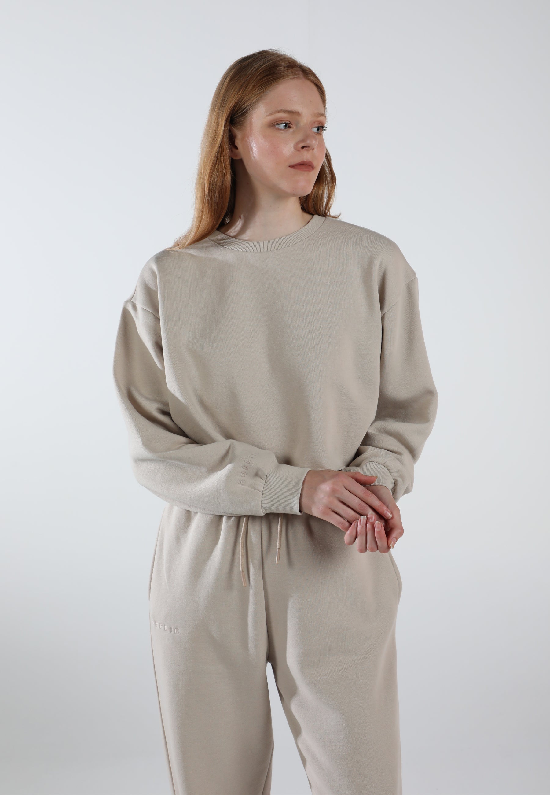 Cropped Crewneck Sweatshirt / Creamy Beige