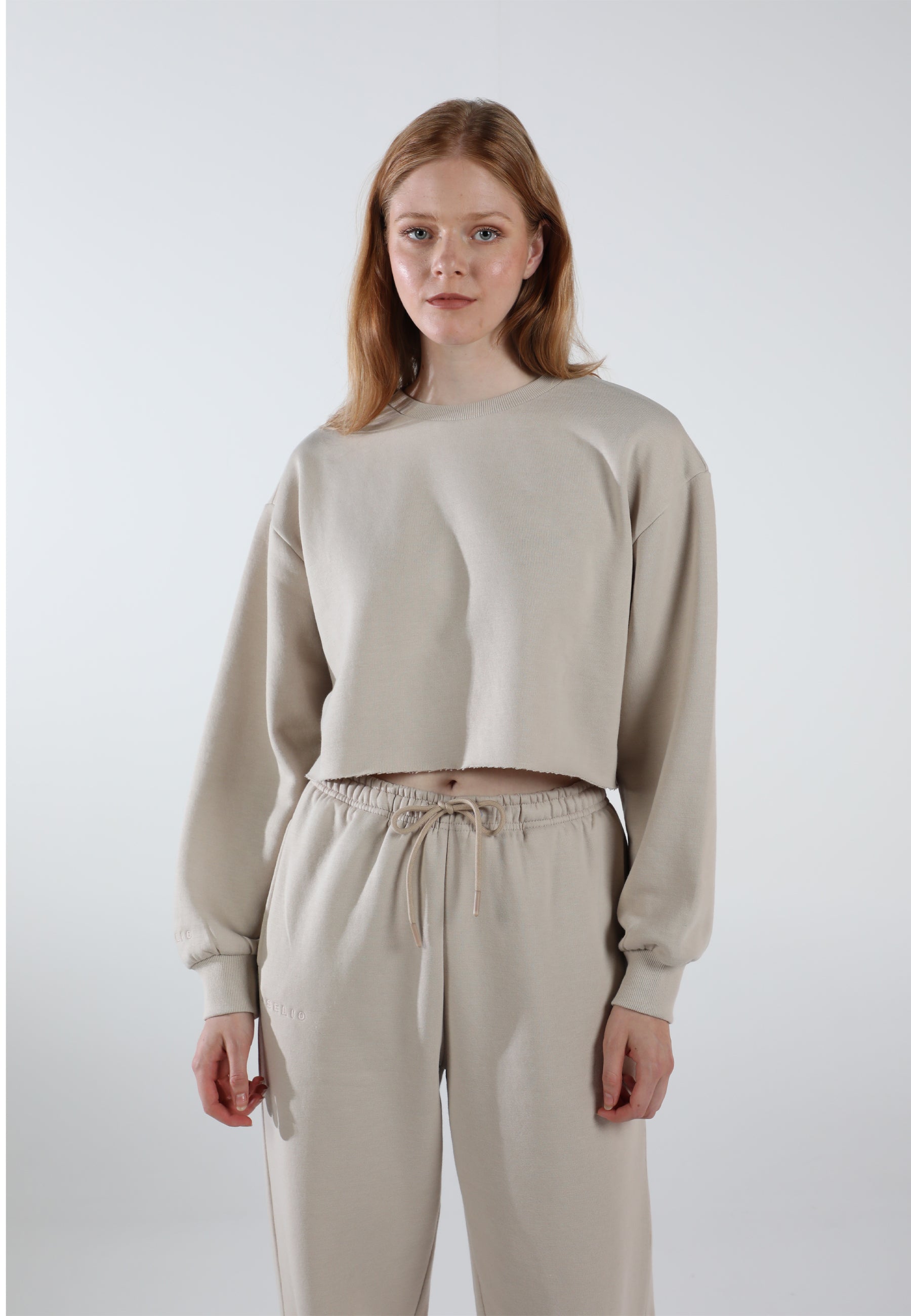 Cropped Crewneck Sweatshirt / Creamy Beige