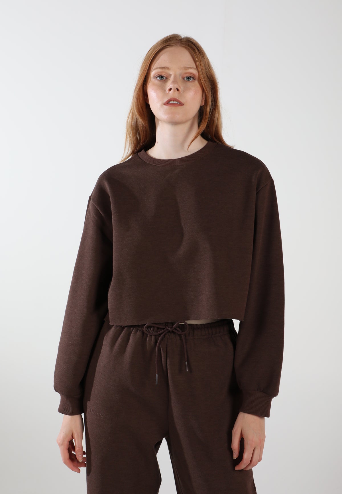 Kurzes Sweatshirt mit Rundhalsausschnitt / Espressobraun